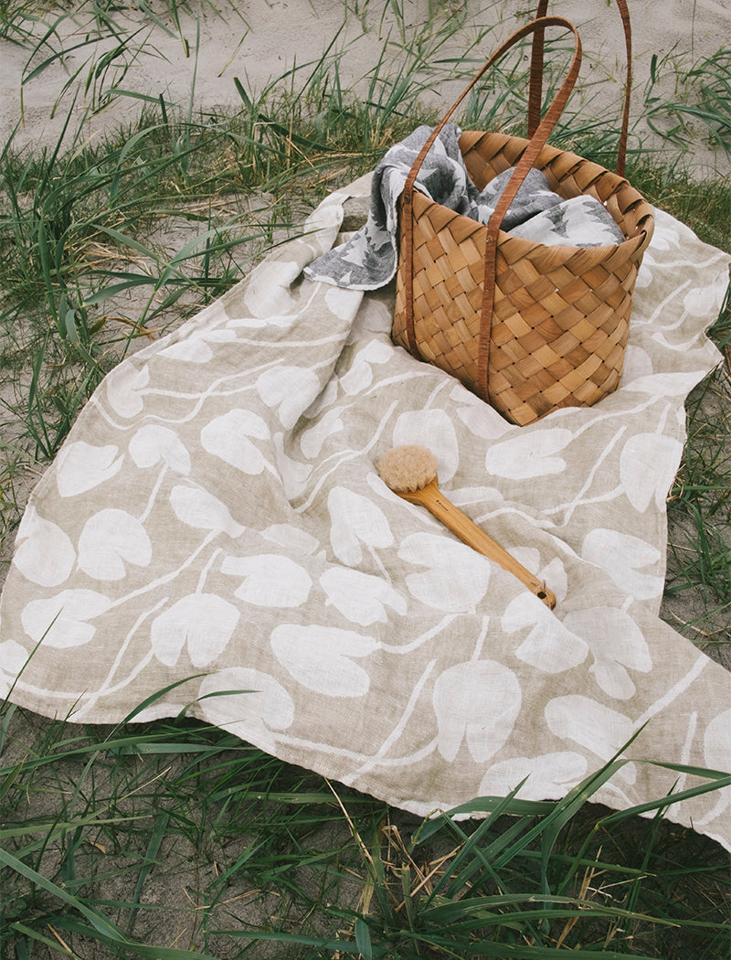 Water Lilies Linen Bath Towel | Olive