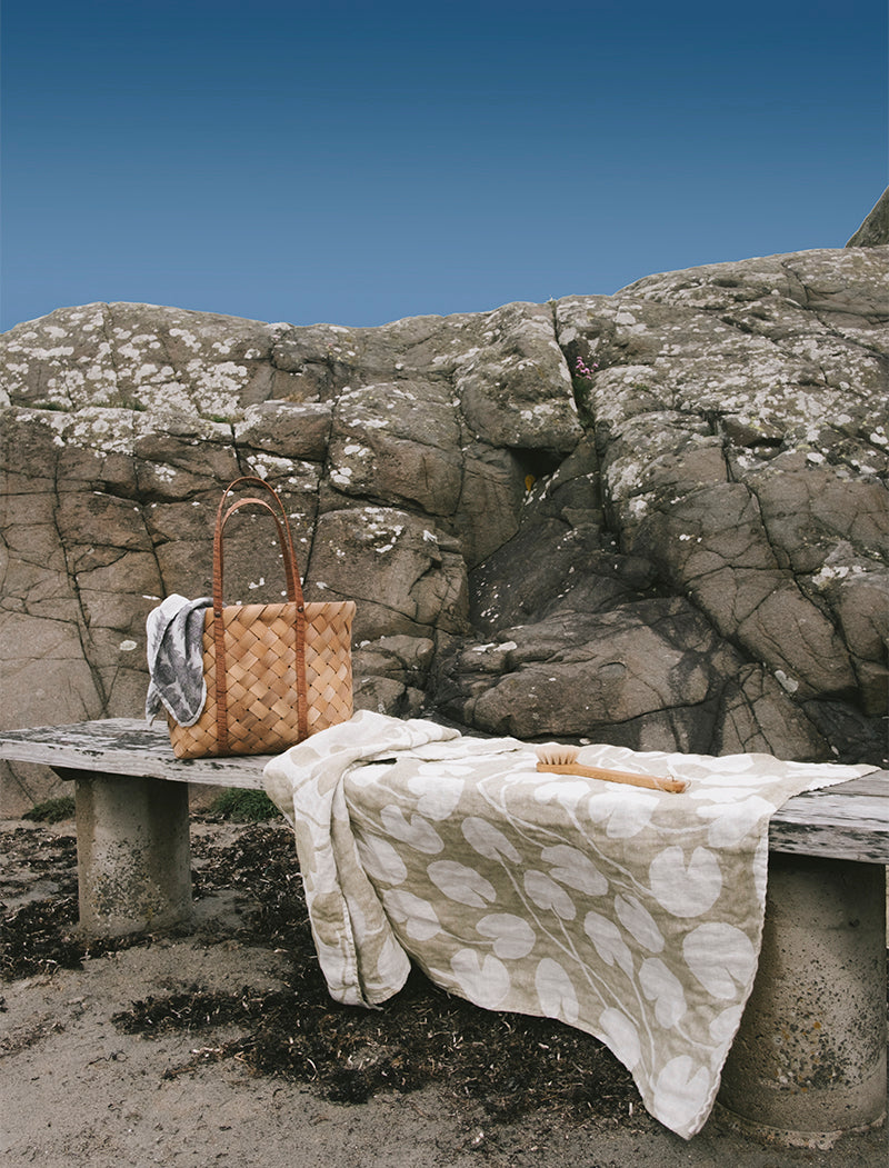 Water Lilies Linen Bath Towel | Olive