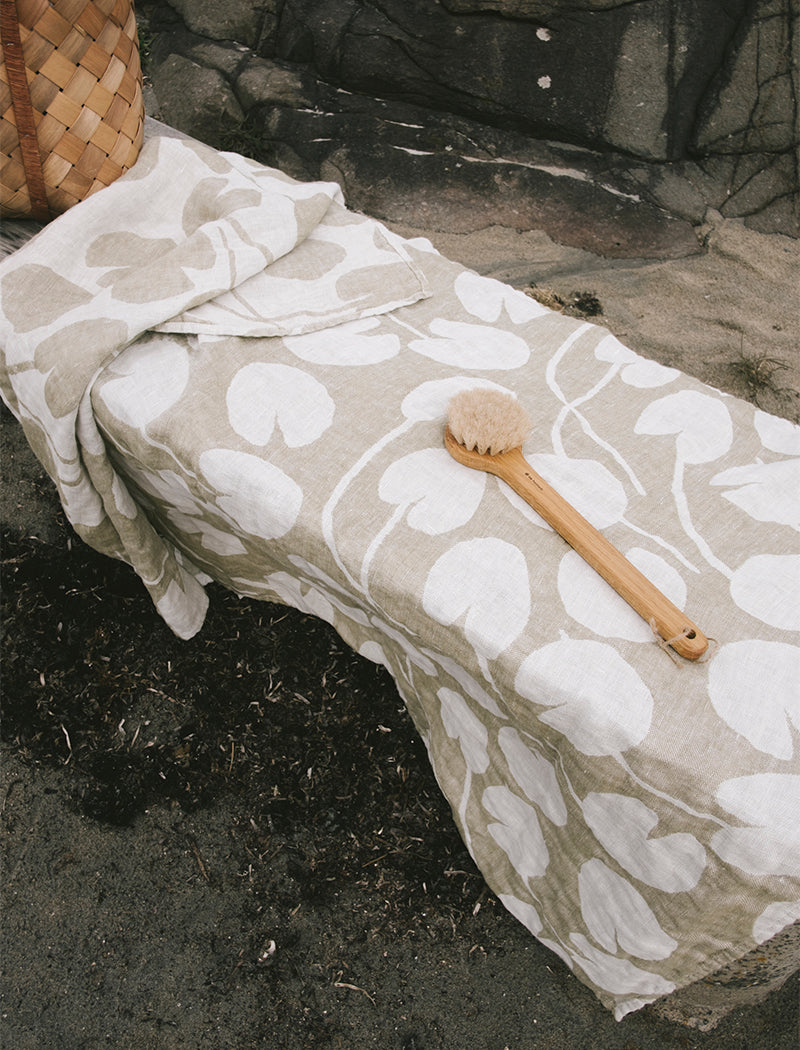 Water Lilies Linen Bath Towel | Olive