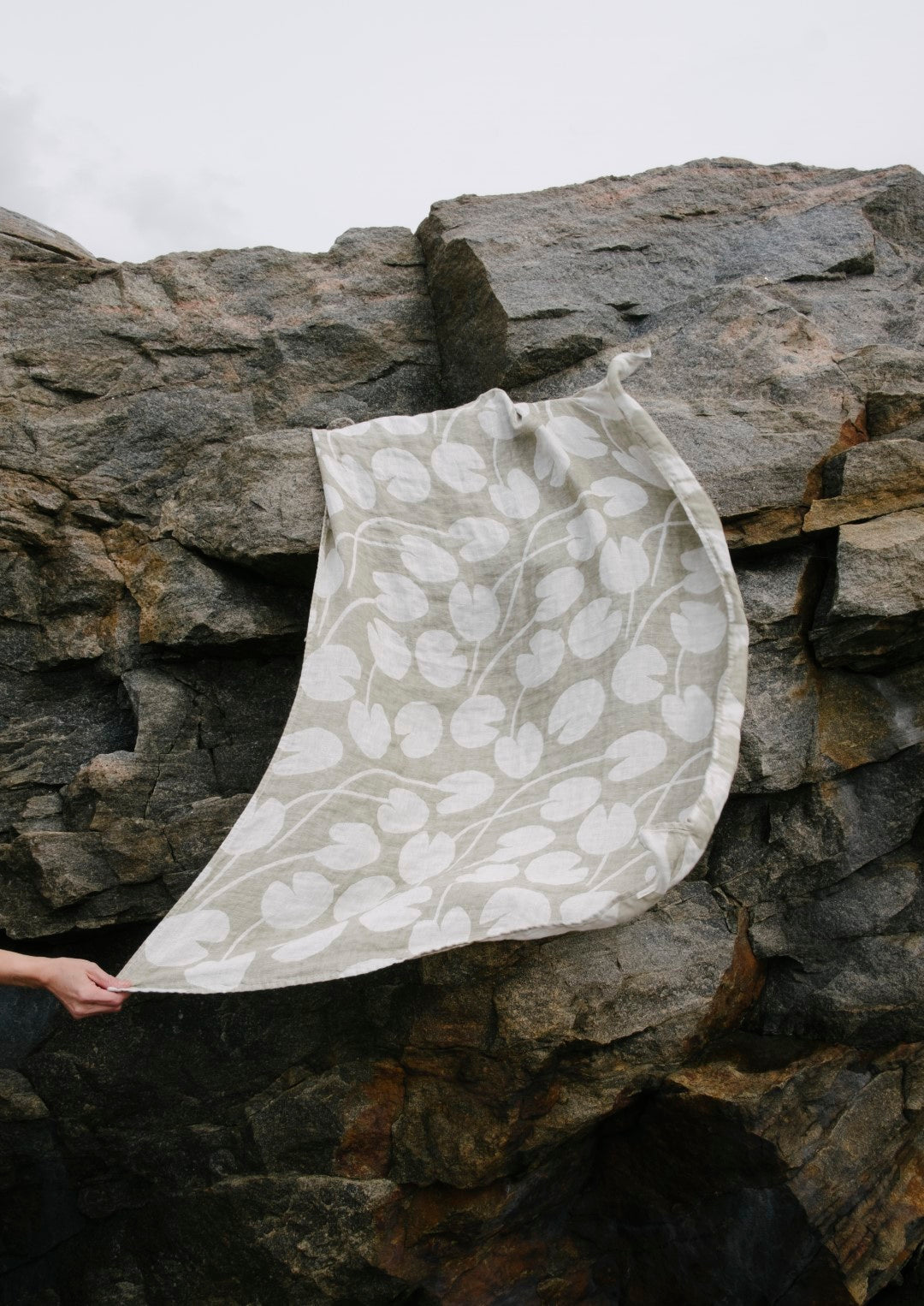 Water Lilies Linen Bath Towel | Olive
