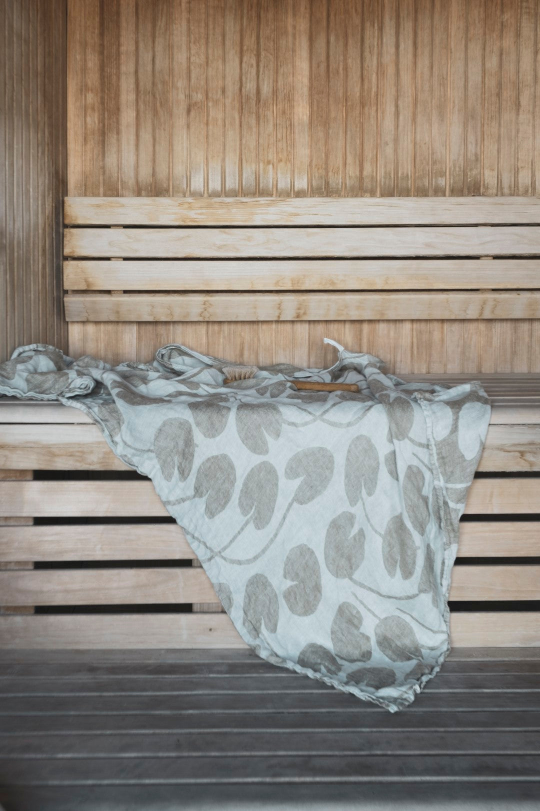 Water Lilies Linen Bath Towel | Olive