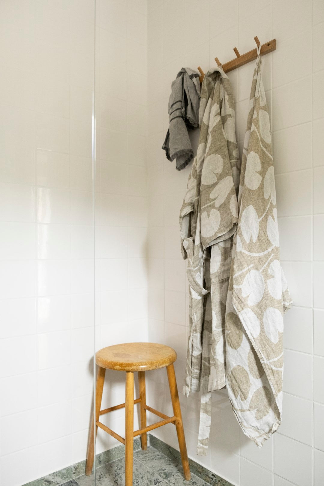 Water Lilies Linen Bath Towel | Olive