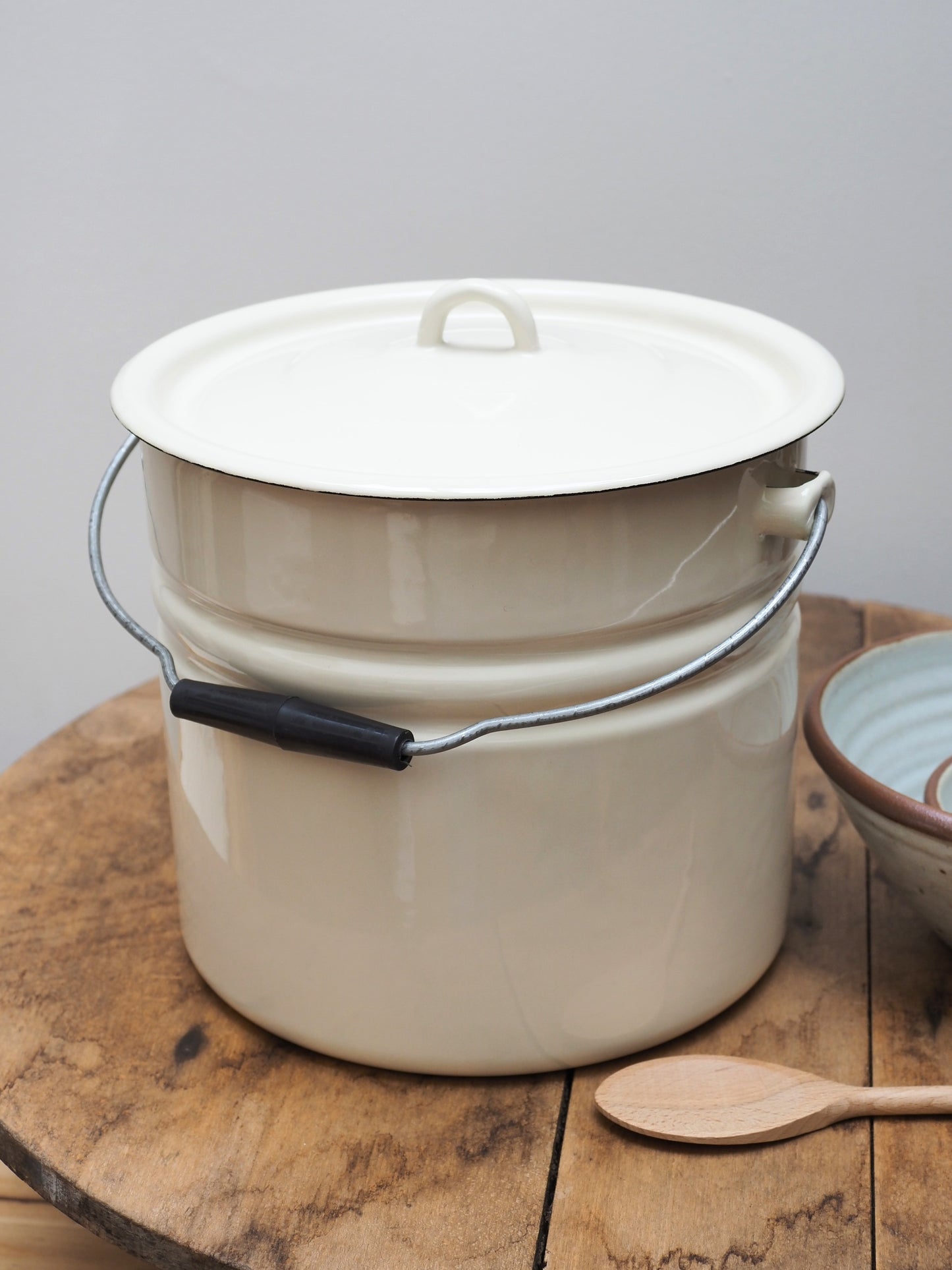 Emil's Enamel Lidded Bucket | Off-white 12L