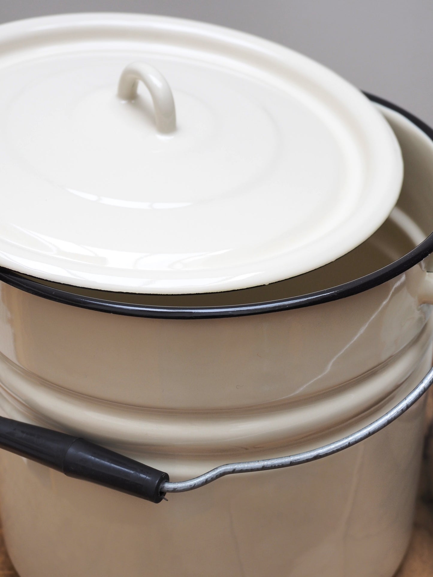 Emil's Enamel Lidded Bucket | Off-white 12L