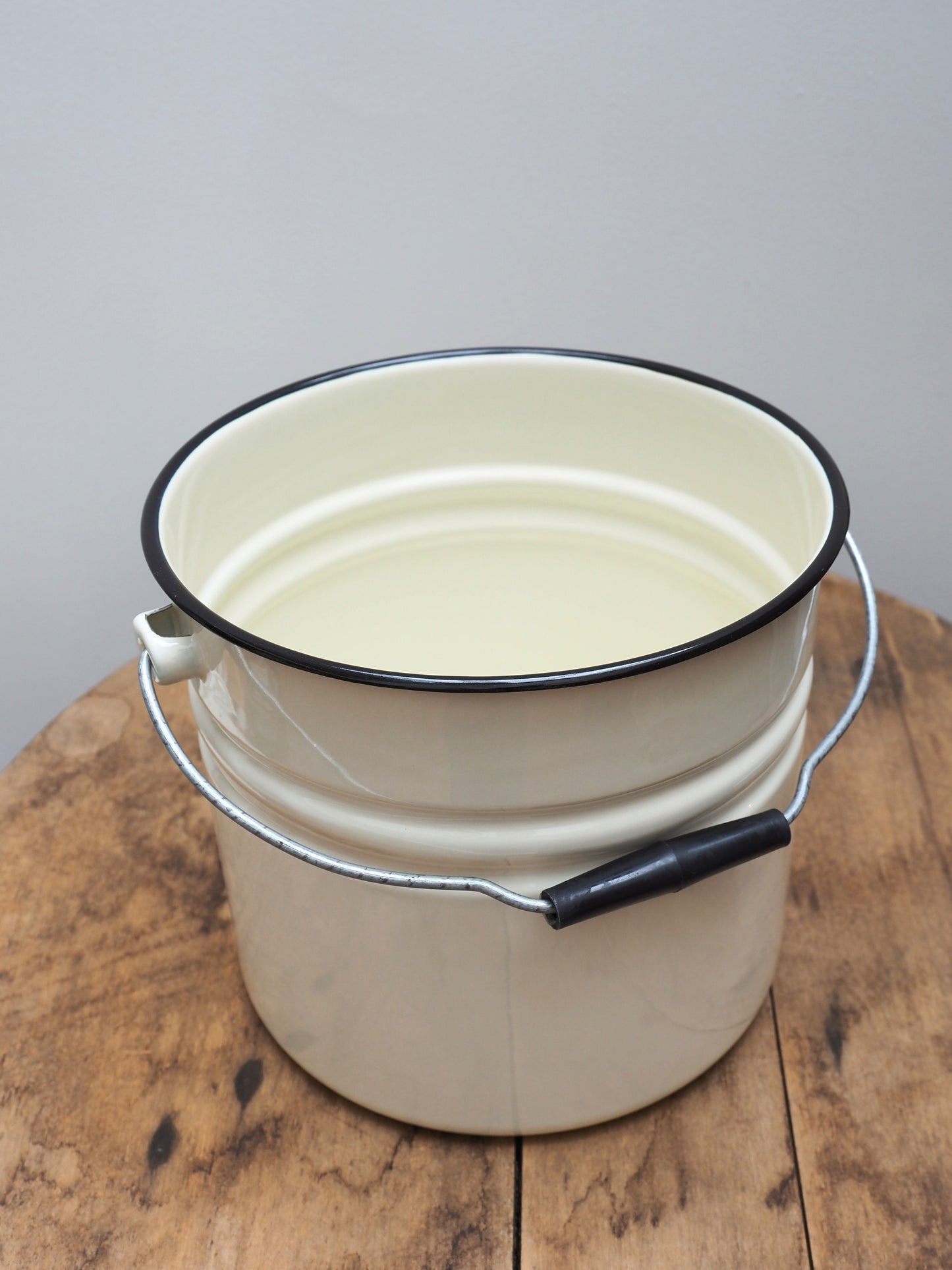 Emil's Enamel Lidded Bucket | Off-white 12L