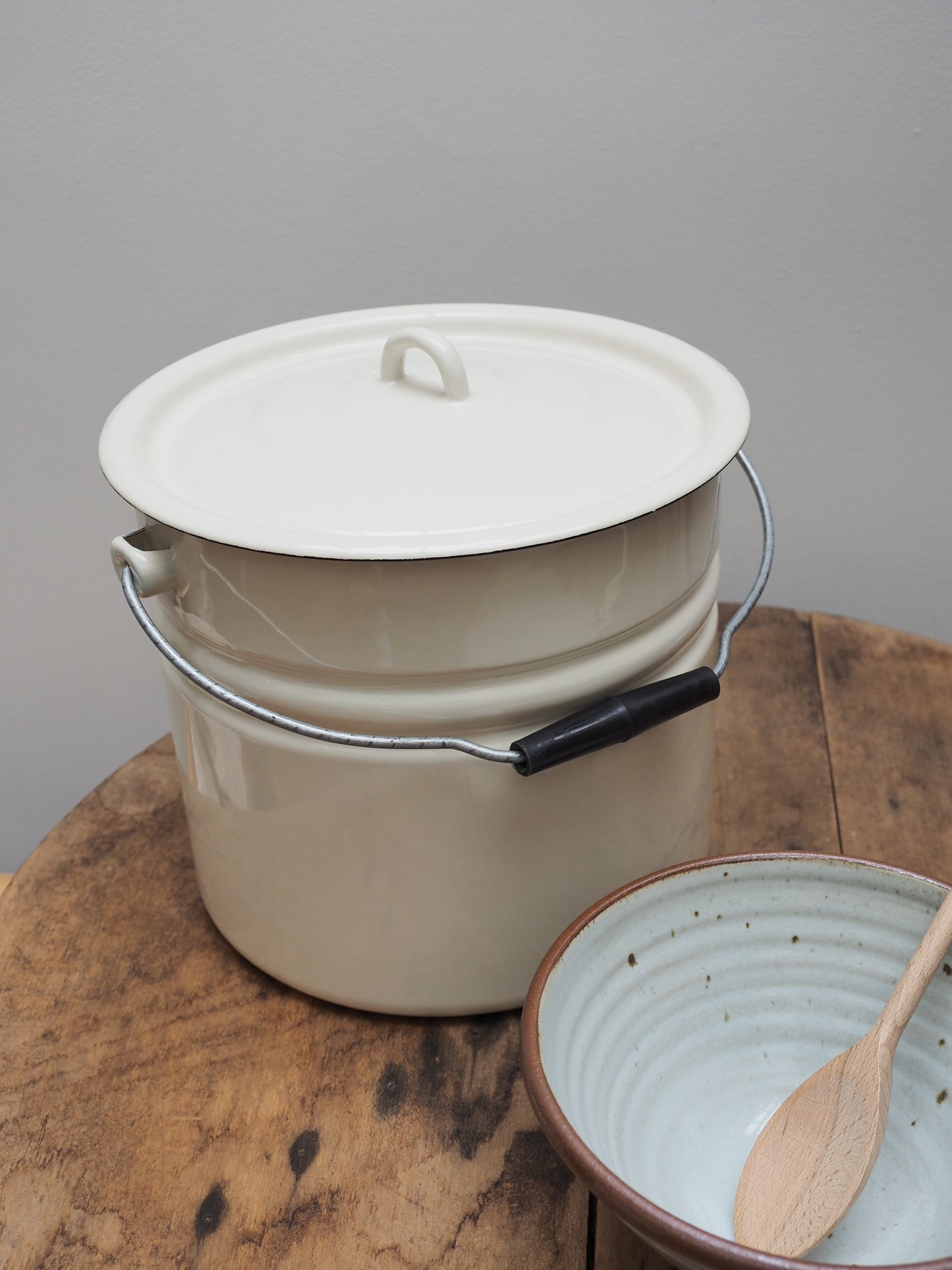 Emil's Enamel Lidded Bucket | Off-white 12L