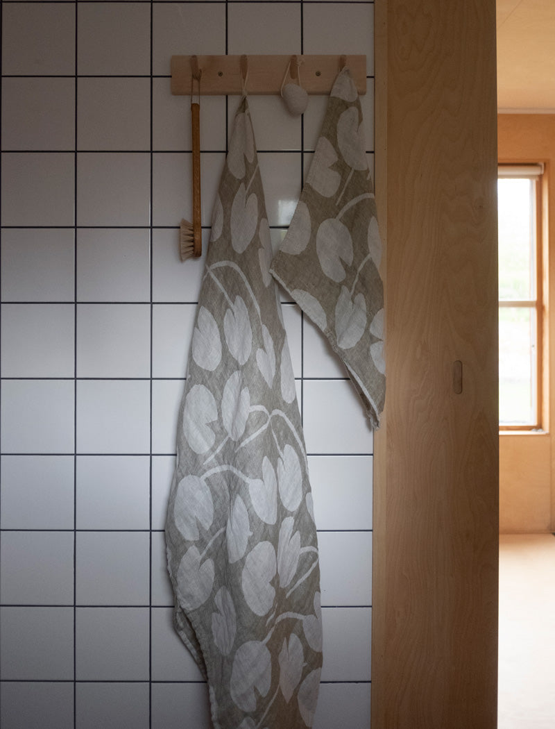 Water Lilies Linen Bath Towel | Olive